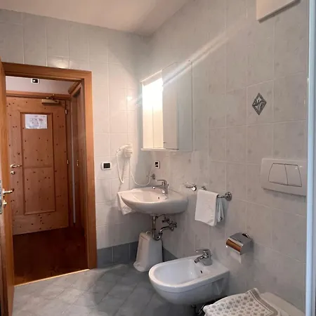 Hotel Zum Weissen Kreuz 3*