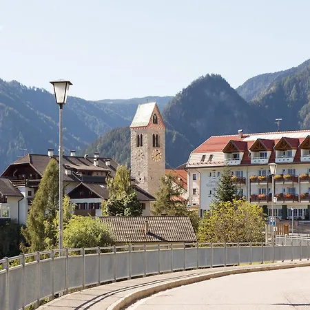 Zum Weissen Kreuz Szálloda Lazfons